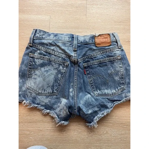 Levi's Premium 501 Cut Off Denim Shorts Womens 26 Blue Frayed Hem Acid Wash - Picture 7 of 8
